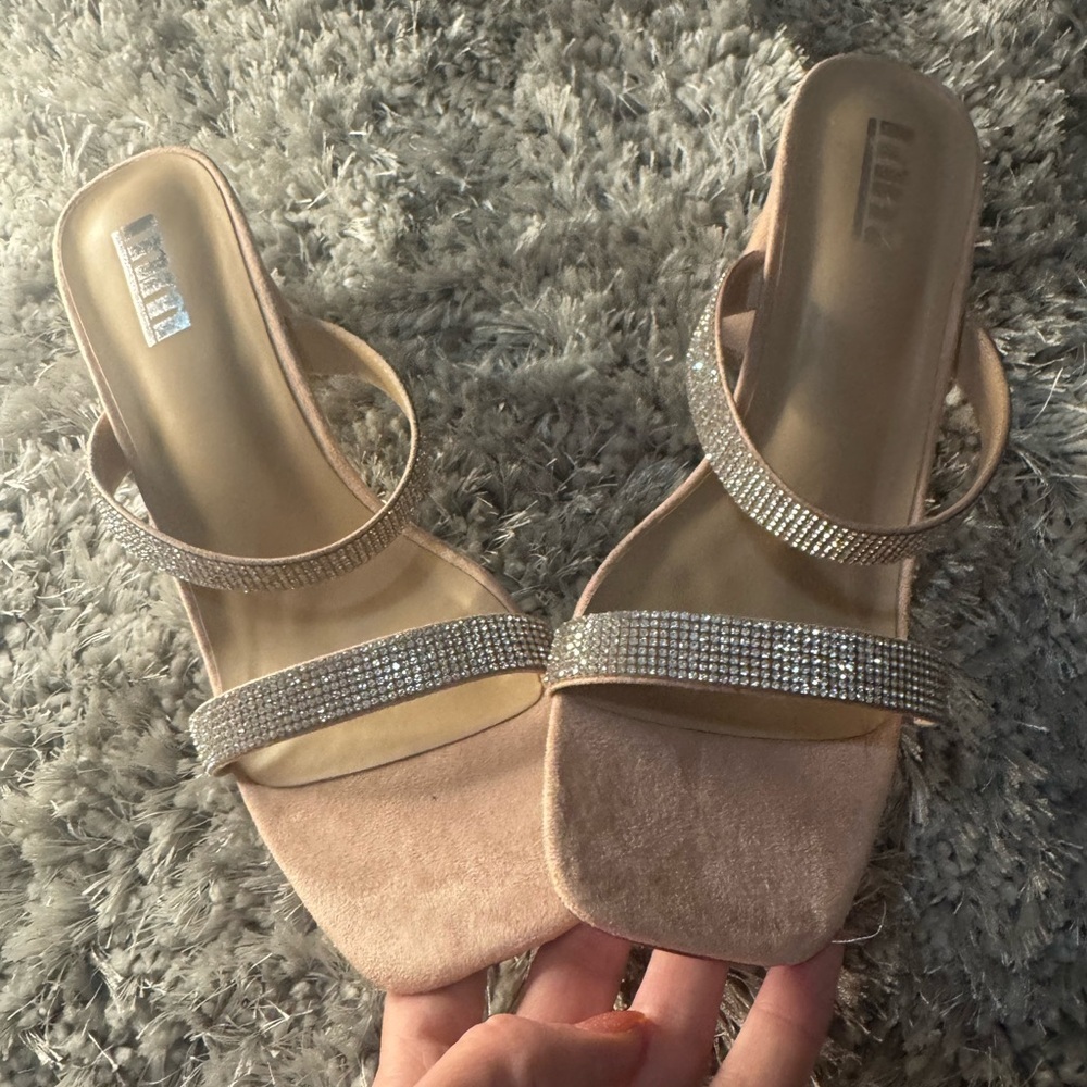 BRAND NEW Elegant light Pink Heeled Sandals with Rhinestone Straps​